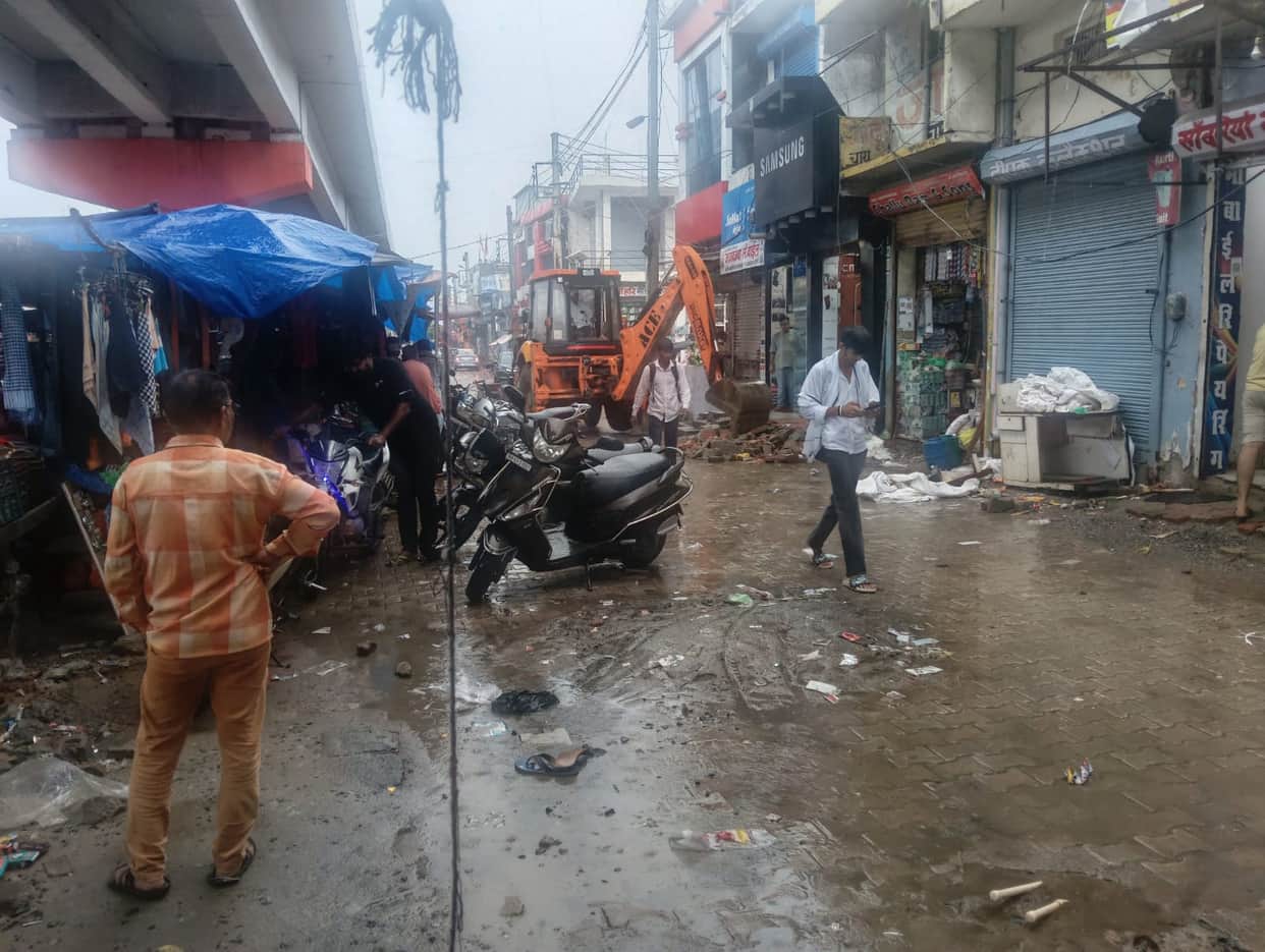 Traders outraged over anti-encroachment drive; PWD accused of discrimination.