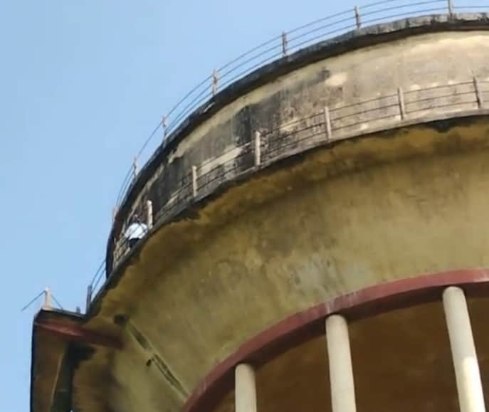 Fed up with family strife, a young man climbed a water tank