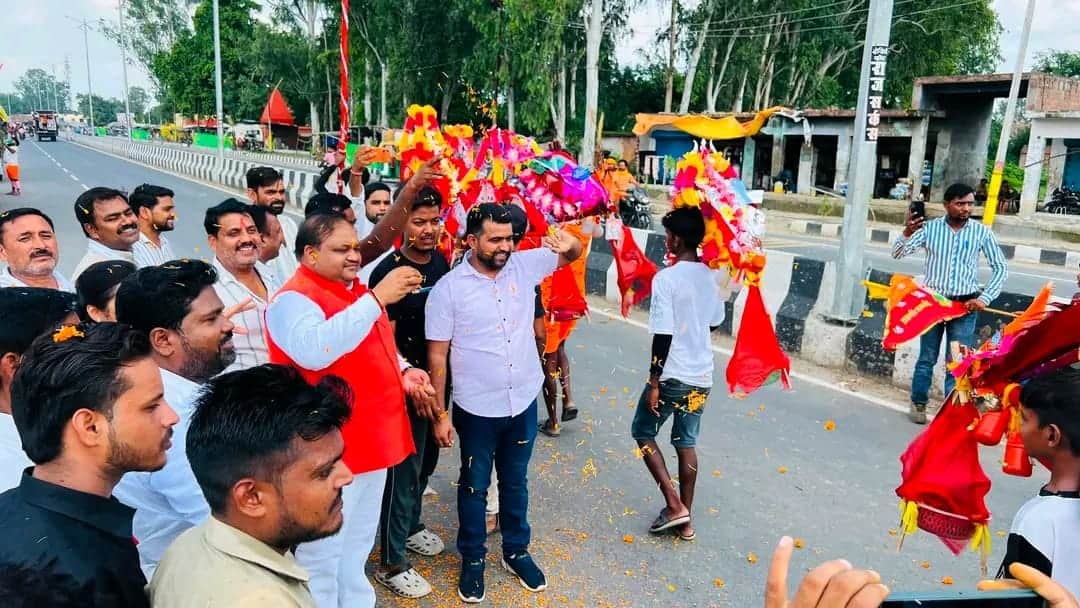 With *ghungroos* on their ankles and holy water in their hands, the *Kanwariyas* set out, immersed in devotion to Lord Shiva.