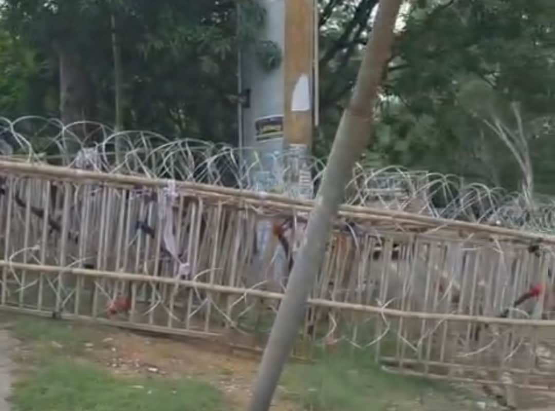 सुरक्षा के लिए बैरिकेडिंग पर कटीले तार लगाए गए हैं
