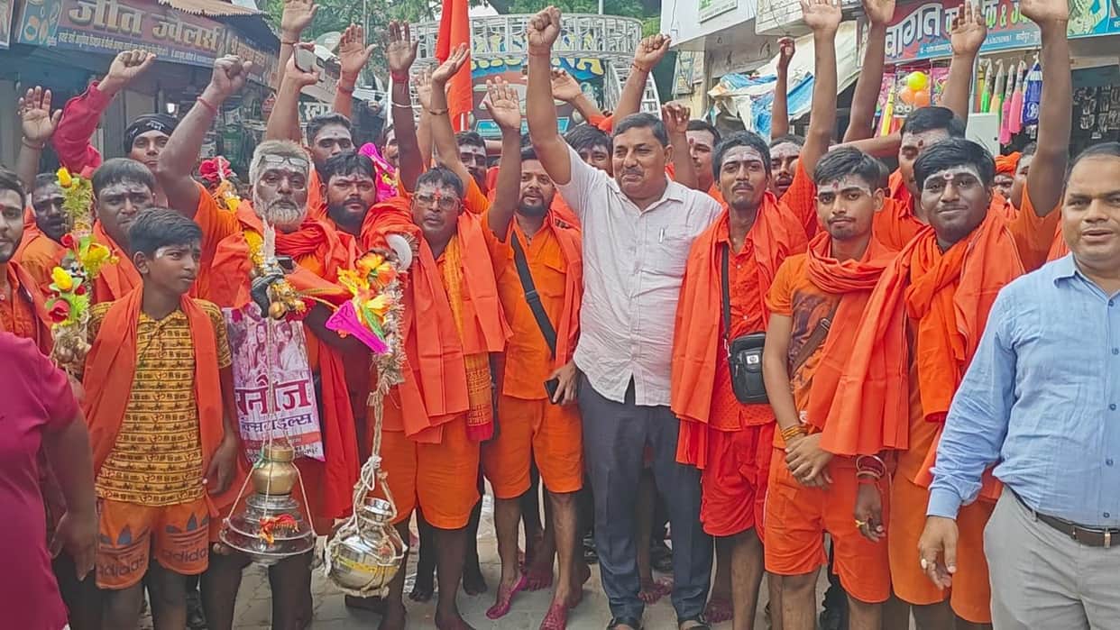 A group of Kanwariyas sets off for Baba Baidyanath Dham