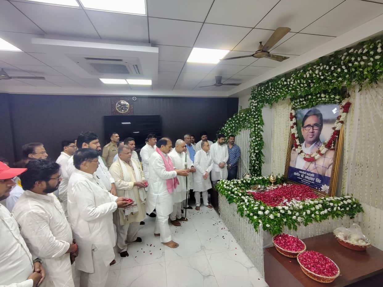 SP MP and MLA paid tribute to Umashankar Singh.