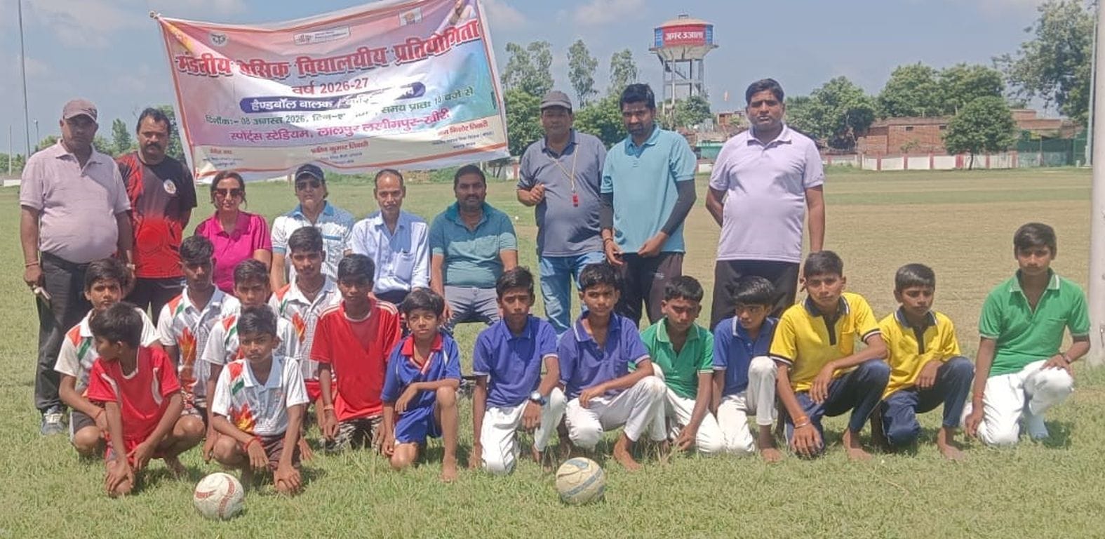 लखीमपुर में आयोजित मंडलीय बेसिक विद्यालयीय हैंडबाल प्रतियोगिता के विजेता चक अहमदपुर की टीम और उ