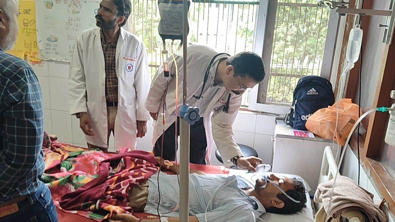 मेडिकल कॉलेज में उपचाराधीन घायलों से उनका हाल चाल जानते  प्राचार्य डॉ. पंकज गुप्ता। संवाद।