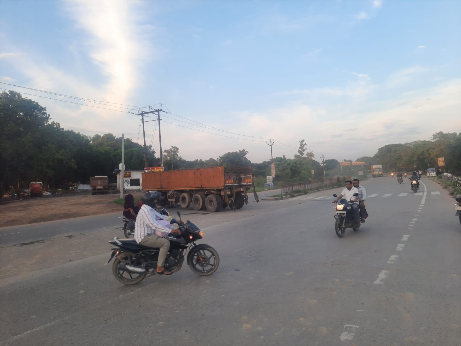 मगहर में घुमाया जा रहा ट्रक। संवाद