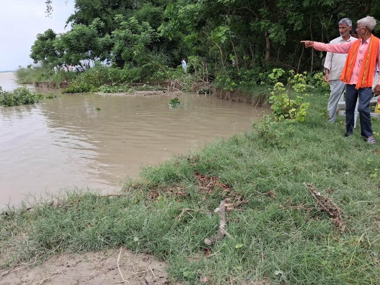 Low-lying areas begin to get marooned as Saryu's water level rises; level at Dighiya crosses the red mark by 20 cm.