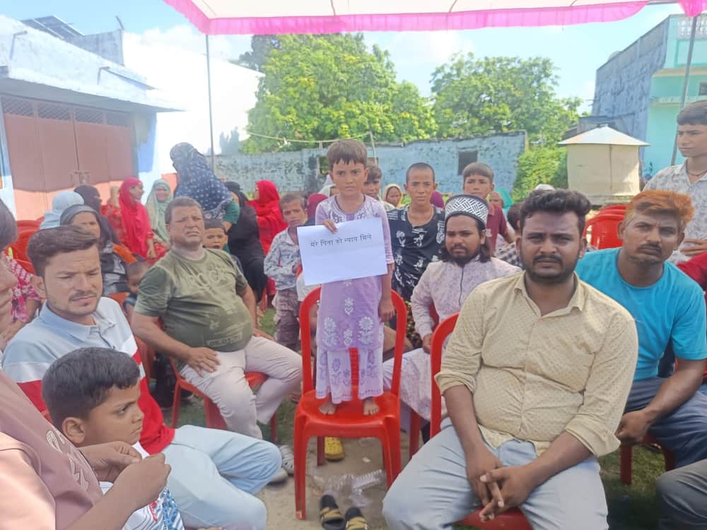 मेहदिया में पिता को न्याय दिलाने के लिए धरना देती 8 वर्षीय तरन्नुम।संवाद