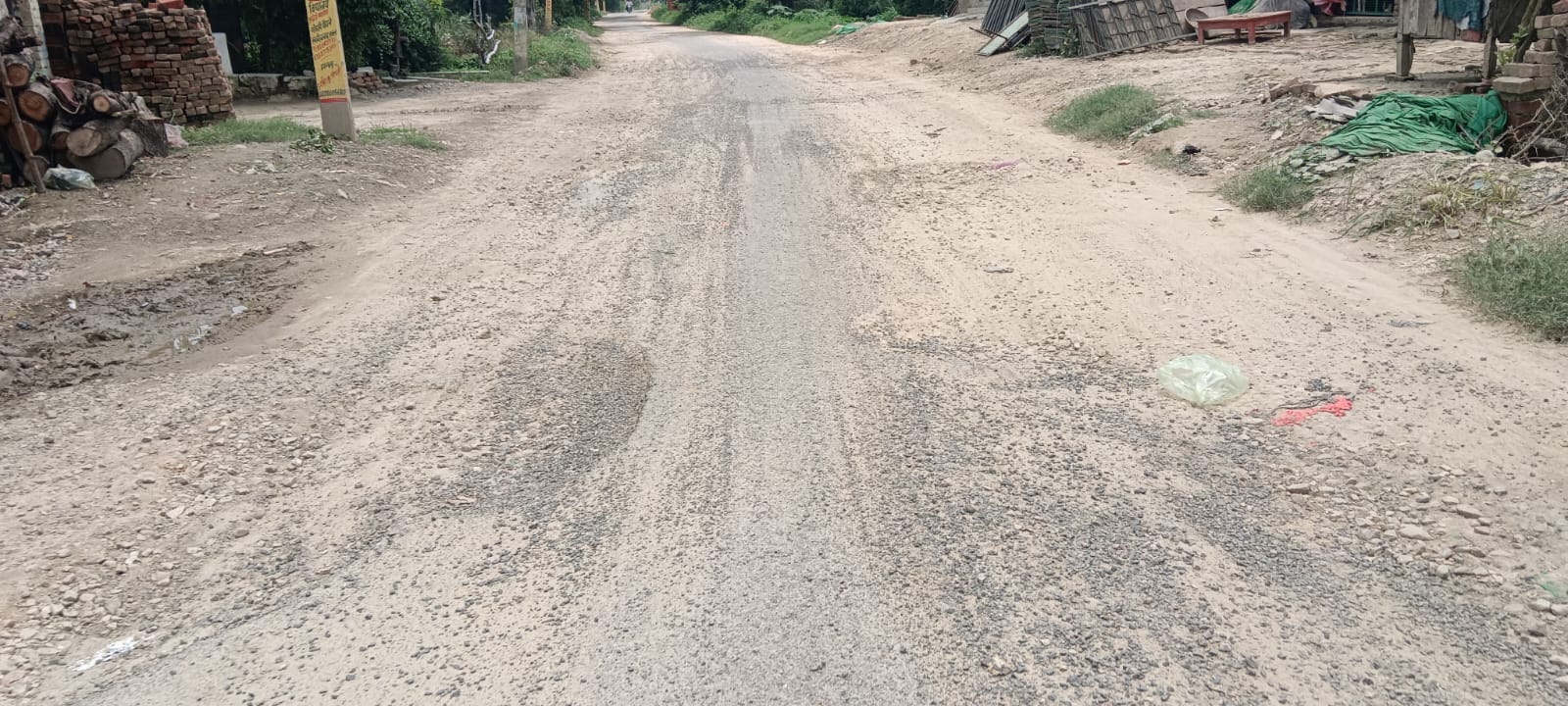 मंझरिया-बनकटा मार्ग का चौड़ीकरण का काम अधूरा पड़ा। संवाद
