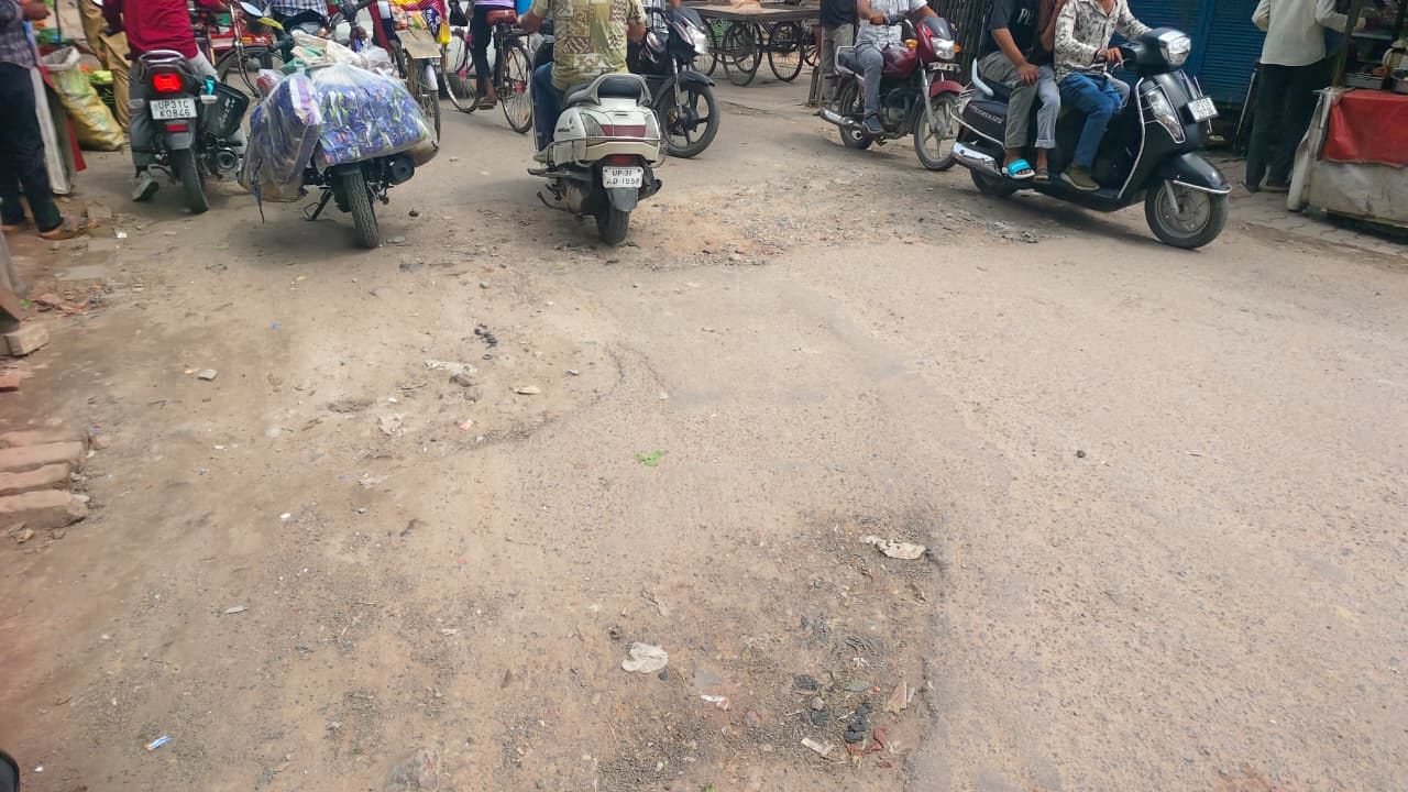 मेला मैदान से गढ़ी रोड जर्जर। संवाद