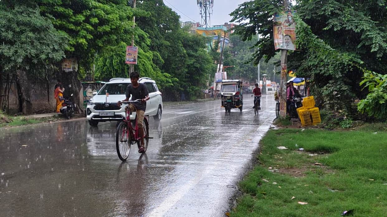 Rain accompanied by strong winds for 20 minutes late in the evening; the weather turned pleasant.