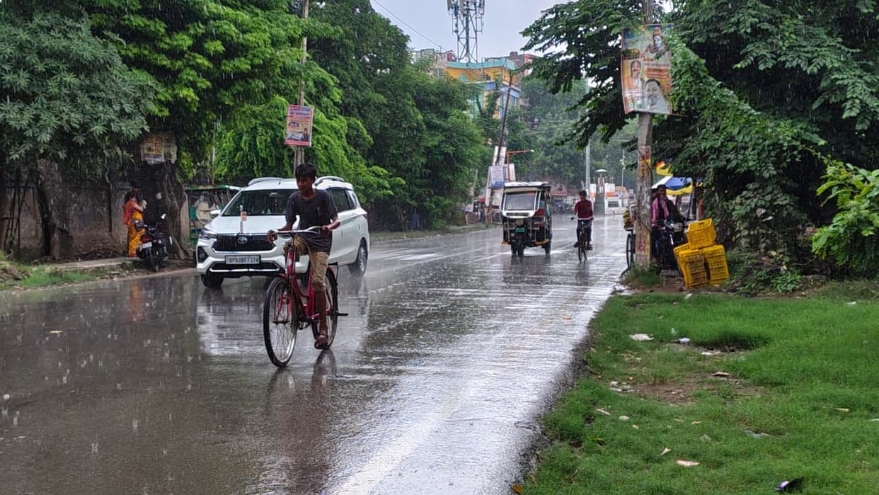 Rain accompanied by strong winds for 20 minutes late in the evening; the weather turned pleasant.