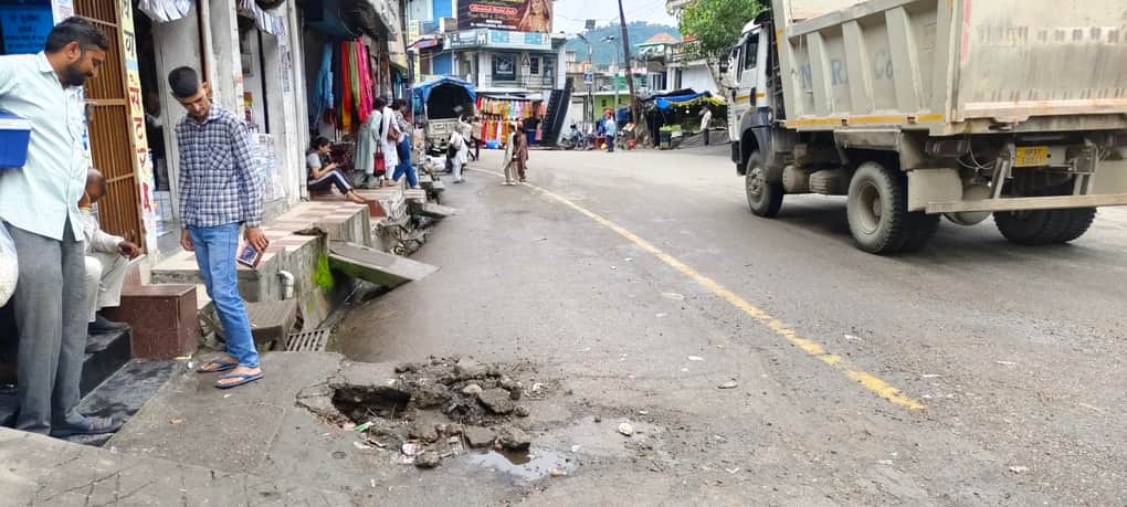 Potholes on the road in Mahre cause trouble; risk of accidents.