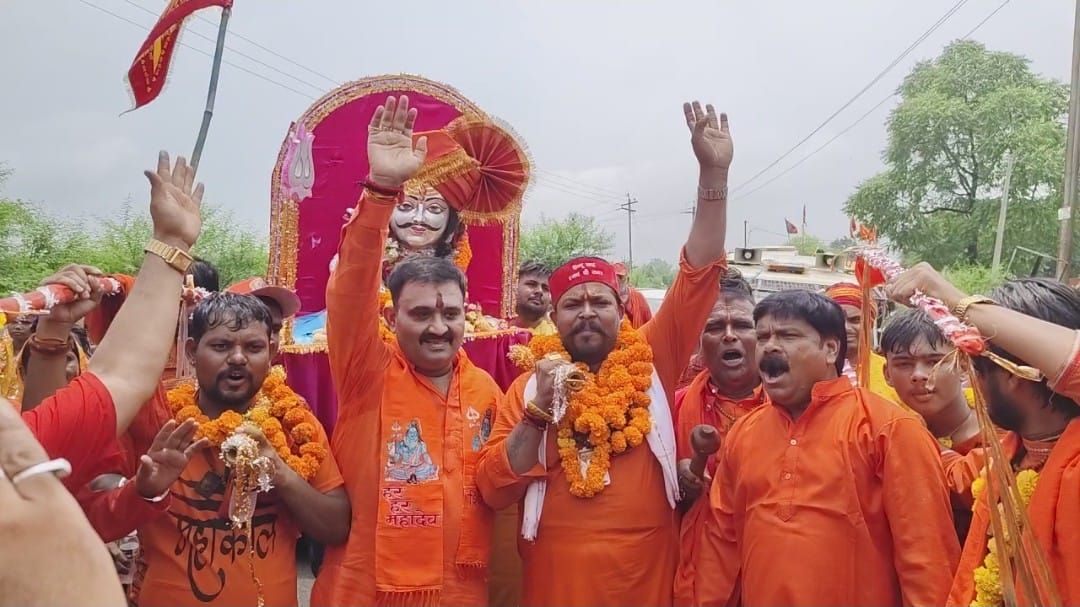 नीलकंठेश्वर धाम के आयोजक ने किया शिव भक्तों का भव्य स्वागत।