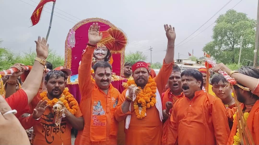 नीलकंठेश्वर धाम के आयोजक ने किया शिव भक्तों का भव्य स्वागत।