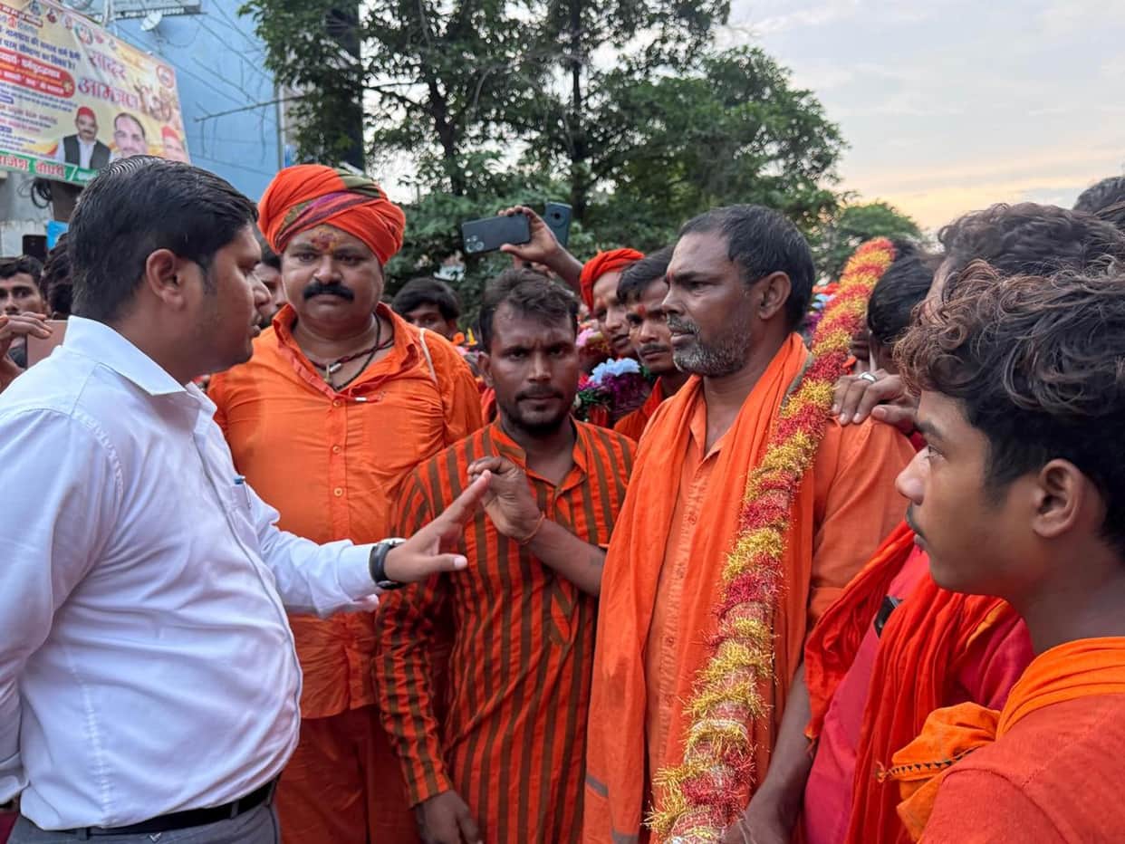 Kanwariyas protest against the mismanagement at Takiya Ghat.