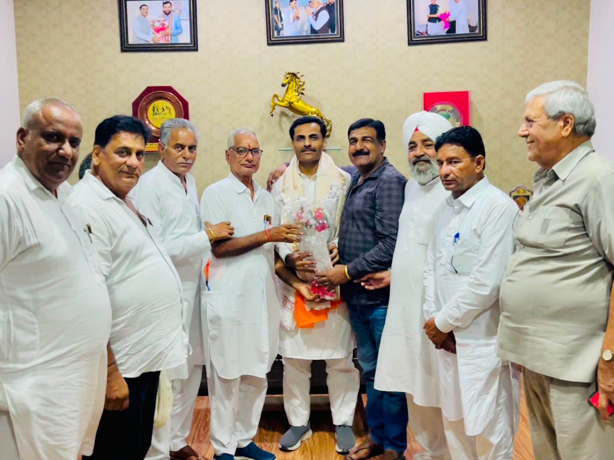 नवनियुक्त अध्यक्ष रामचंद्र कंबोज को शुभकामनाएं देते क्षेत्र के गणमान्य लोग।