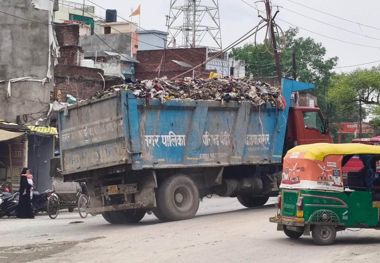Transportation of city garbage in uncovered dumpers continues; NGT norms openly flouted.