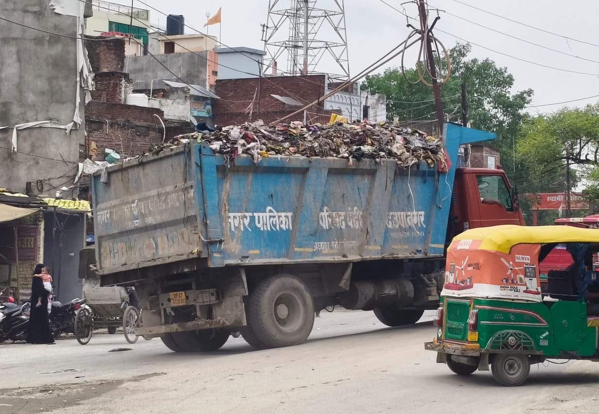 पीडीडीयू नगर में बिना ढके ढोया जा रहा कूड़ा। संवाद
