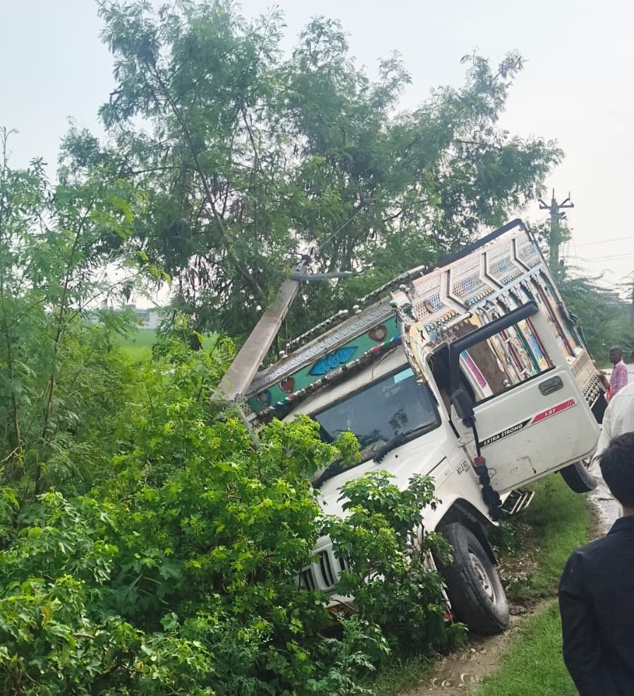 पिकअप वाहन के ऊपर पड़ा टूटा खंभा। स्रोत: ग्रामीण