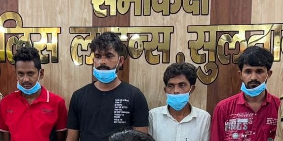  पुलिस हिरासत में हत्यारोपी मोहम्मद हुसैन (बाएं), सलमानुल हक (काली टी शर्ट में), सलमान (सफेद शर