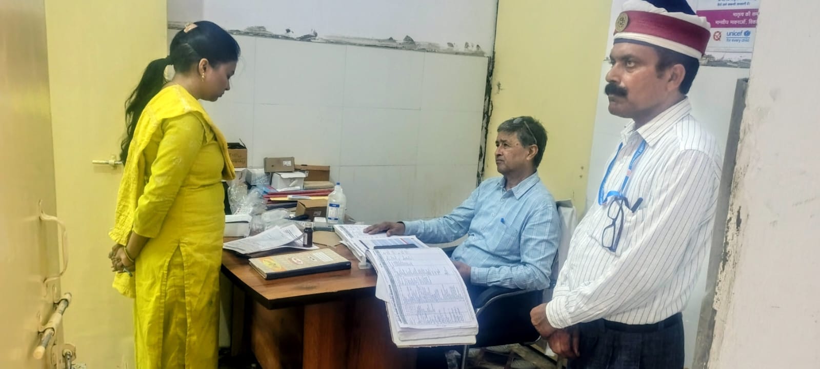 प्रभावती देवी सामुदायिक स्वास्थ्य केंद्र जयप्रकाश नगर के प्रसव केंद्र का निरीक्षण करते सीएमओ डॉ