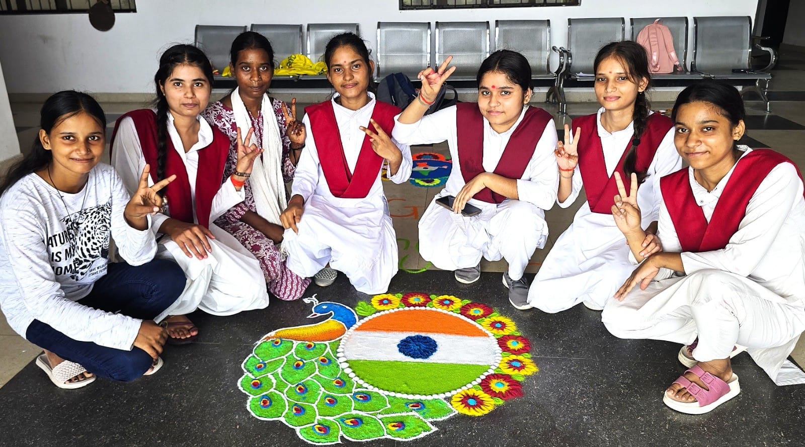 राजकीय महिला महाविद्यालय समदी में हर घर तिरंगा अभियान के अंतर्गत छात्राओं ने बनाई रंगोली। संवाद