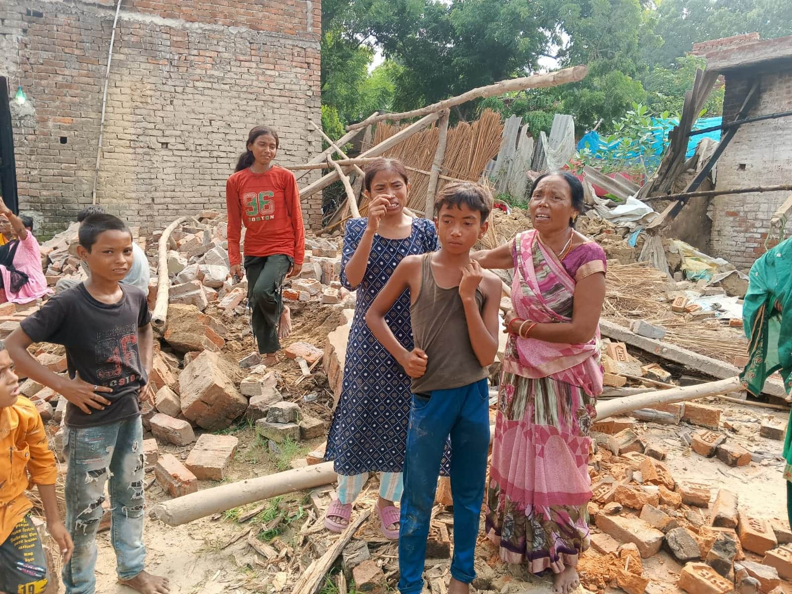राजेसुल्तानपुर के देवरिया लाला गांव में रविवार को अपने घर को जमींदोज होता देख भावुक ग्रामीण।संव
