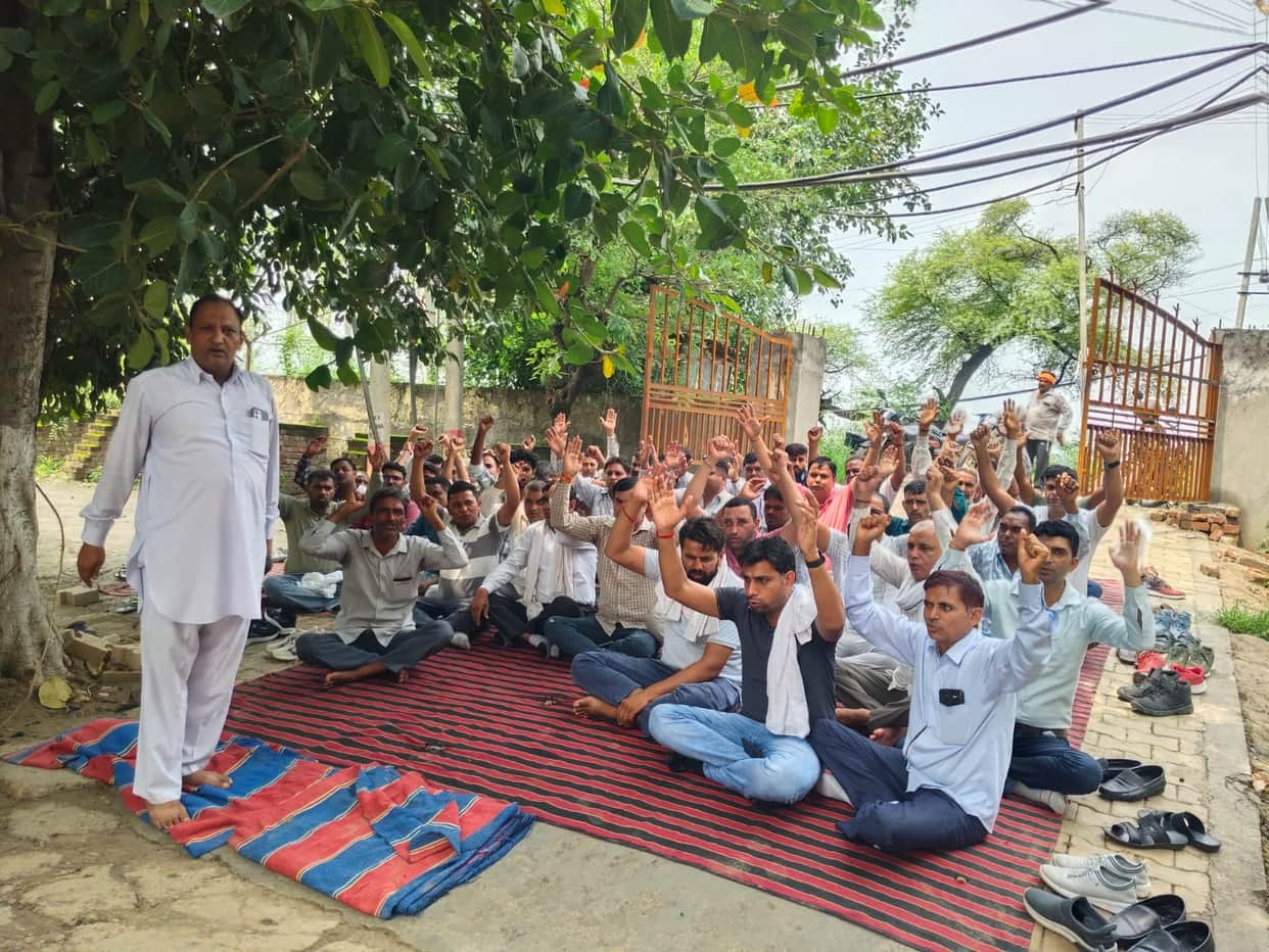 Vigorous protest at the Matlauda sub-unit for the third consecutive day against Agri-DISCOM.