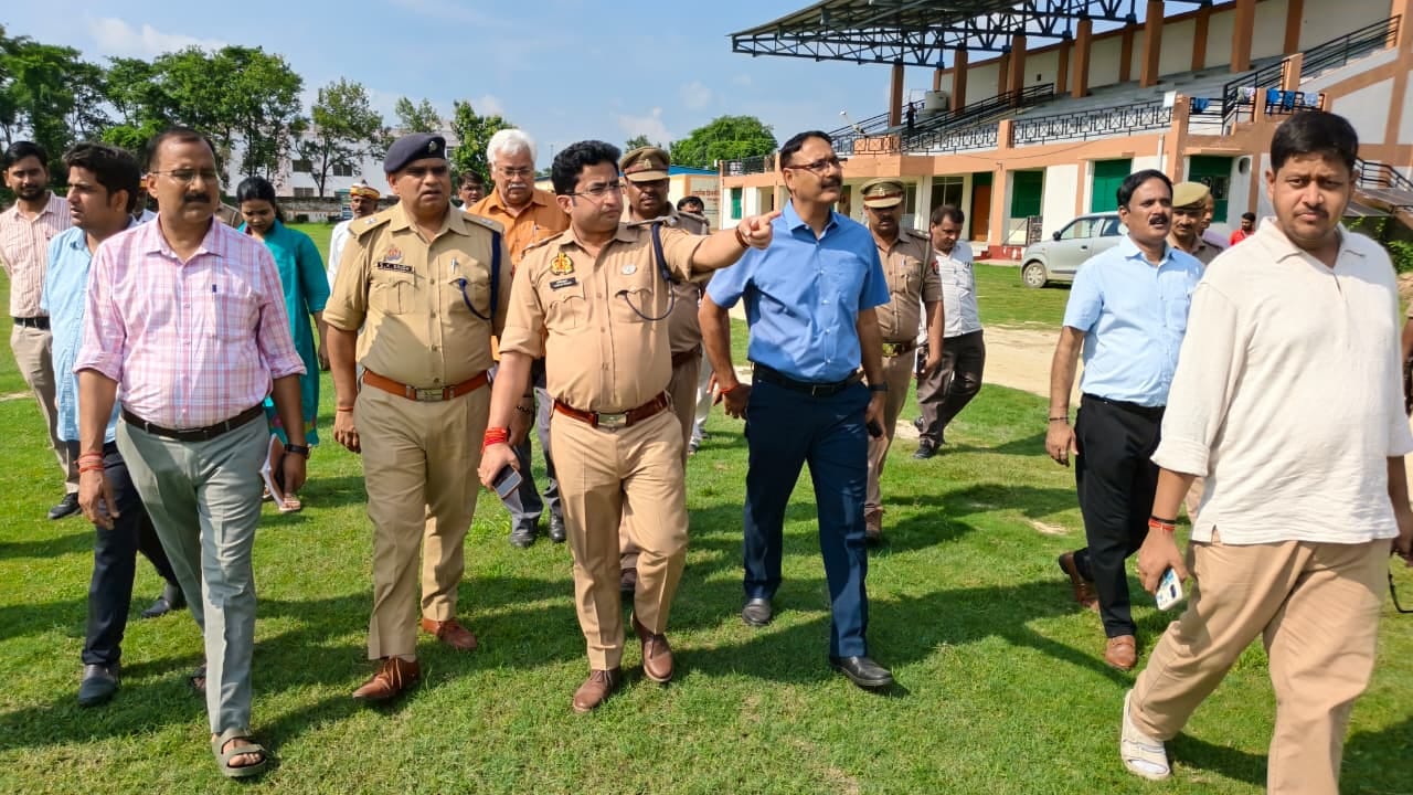 स्पोट्रर्स स्टेडियम का निरीक्षण करते डीएम व एसपी। स्रोत-पुलिस
