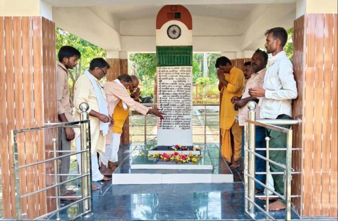 Paid tribute by offering flowers at the Freedom Fighters' Pillar.