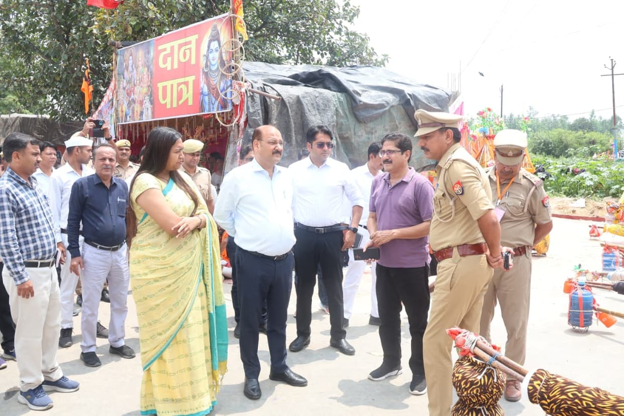 DM inspected arrangements on the Kanwar route and distributed *prasad* to Shiva devotees.