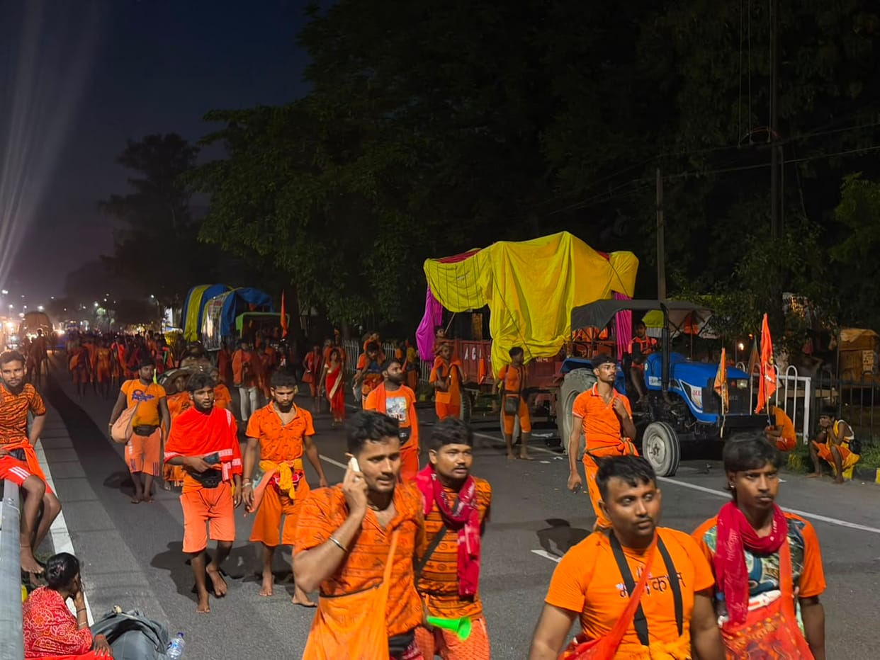 Faith: Procession of Kanwariyas on the highway, echo of Bol Bam till Ayodhya