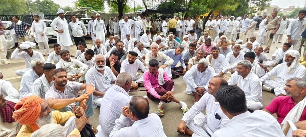 Mini Secretariat besieged; Rajgarh Road blocked.