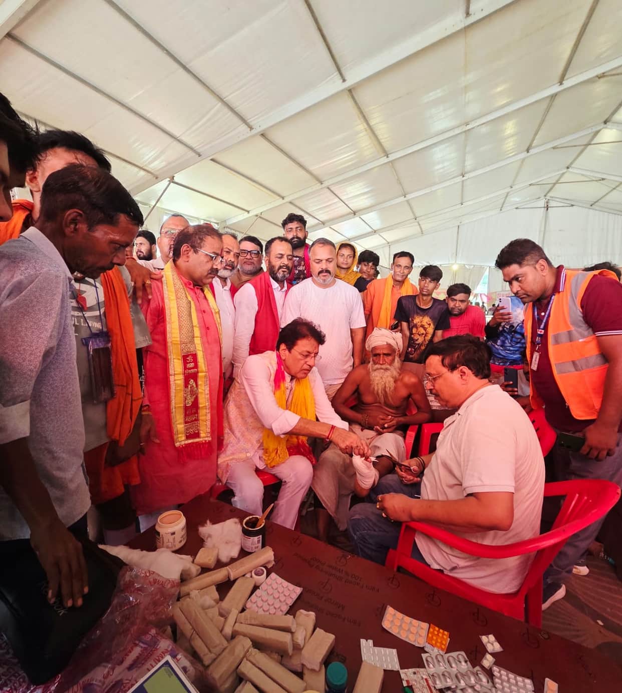 MP Arun Govil dressed the wounds of Kanwariyas.