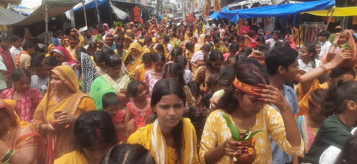 Kalash Yatra taken out from Siddheshwar Nath Temple.