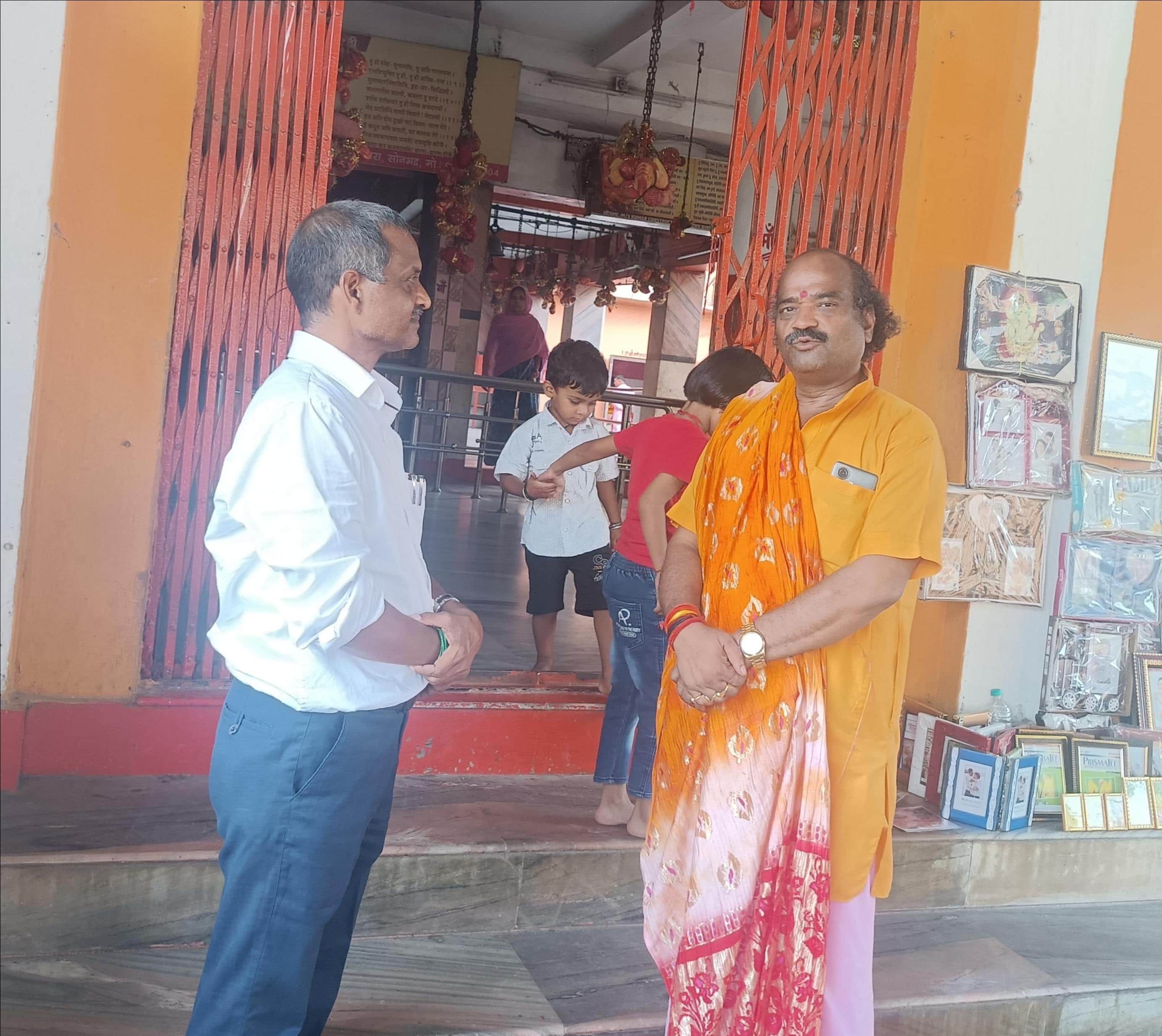 शक्तिनगर ज्वालामुखी मंदिर परिसर में दूसरे पक्ष से जानकारी प्राप्त करते जांच अधिकारी।स्रोत स्वय