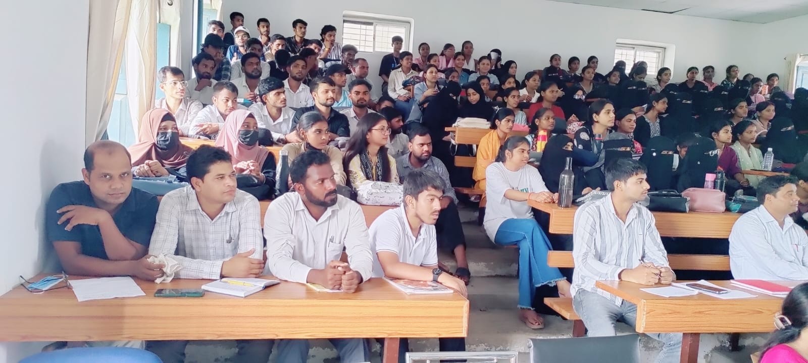 शिब्ली नेशनल कॉलेज के इतिहास विभाग की ओर विशेष शैक्षिक कार्यक्रम में मौजूद छात्र-छात्राएं। श्रो