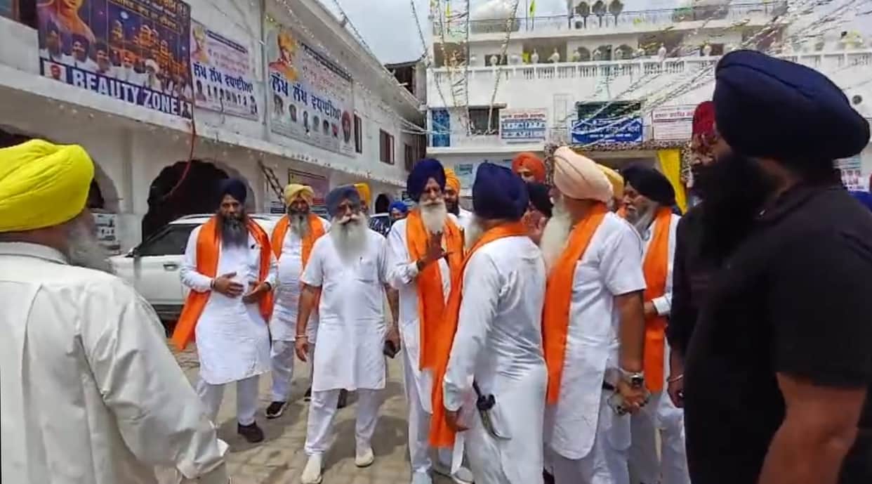 Jhinda said that Mand had violated the decorum of the Guru's house and instigated the servants.