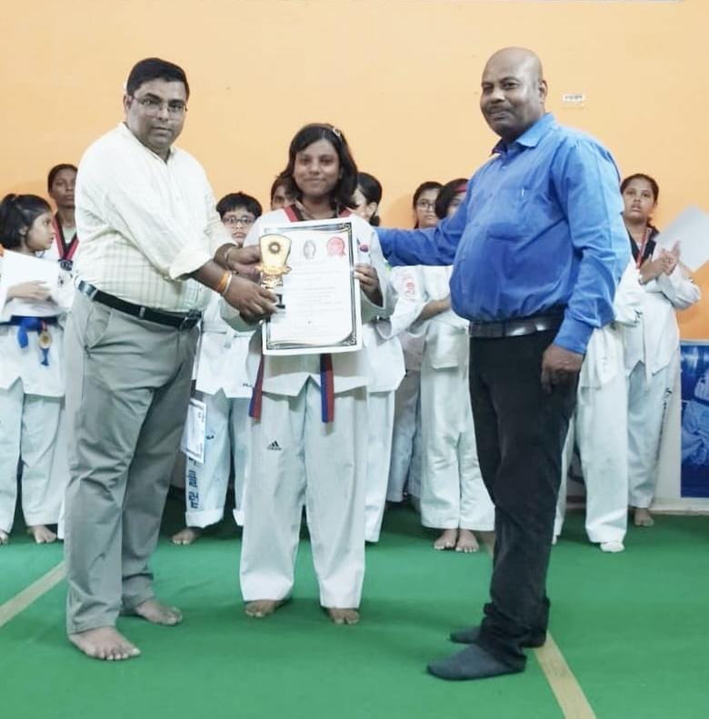 ताइक्वांडो की राष्ट्रीय खिलाड़ी अनुष्का नाथ को सम्मानित करते सीआरओ कीर्ति प्रकाश भारती स्रोत अक