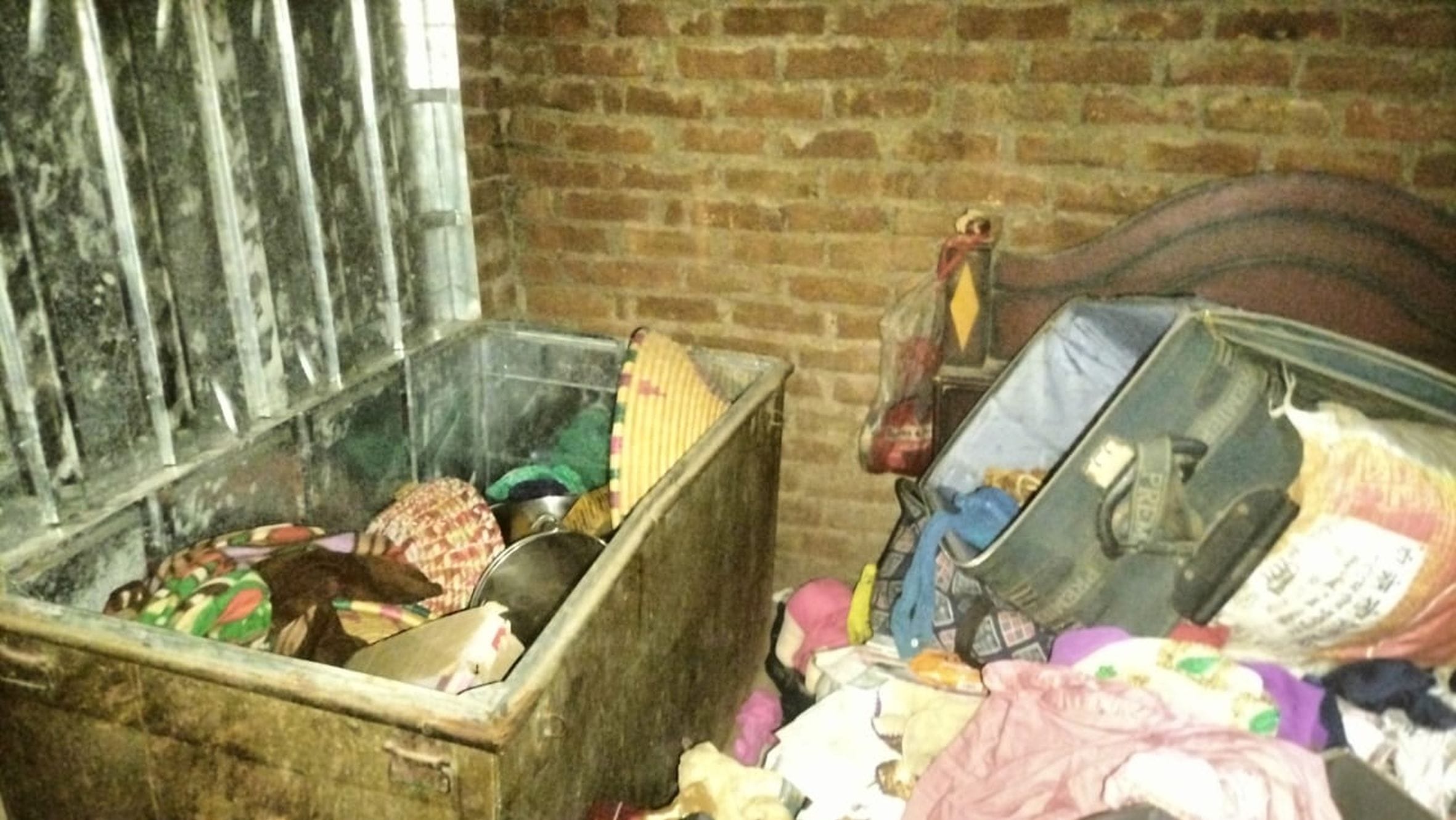 टिकरी गांव में चोरी के बाद बिखरा पड़ा सामान। स्रोत : स्थानीय