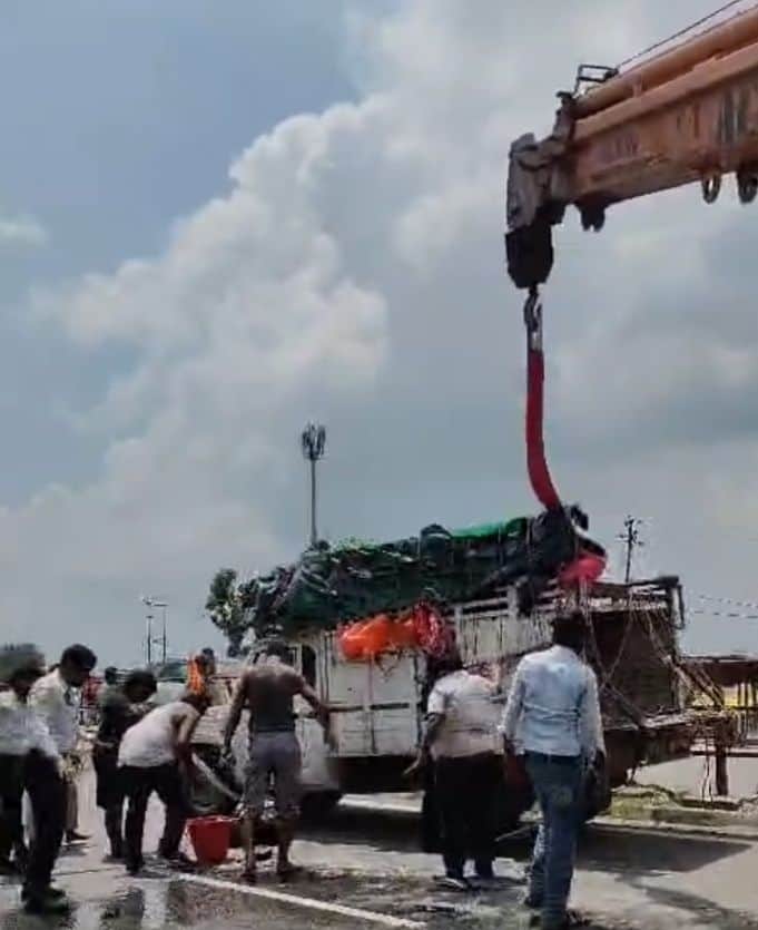 तिलहर में हाईवे पर पलटी डीसीएम को सीधा कराती पुलिस। स्रोत: वीडियो ग्रेब