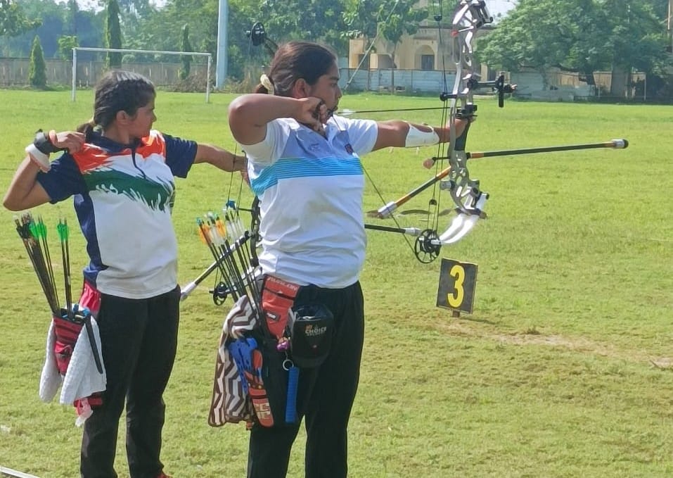 तीरंदाजी प्रतियोगिता में निशाना लगाती भदोही की तिरंदाज। स्रोत स्वयं