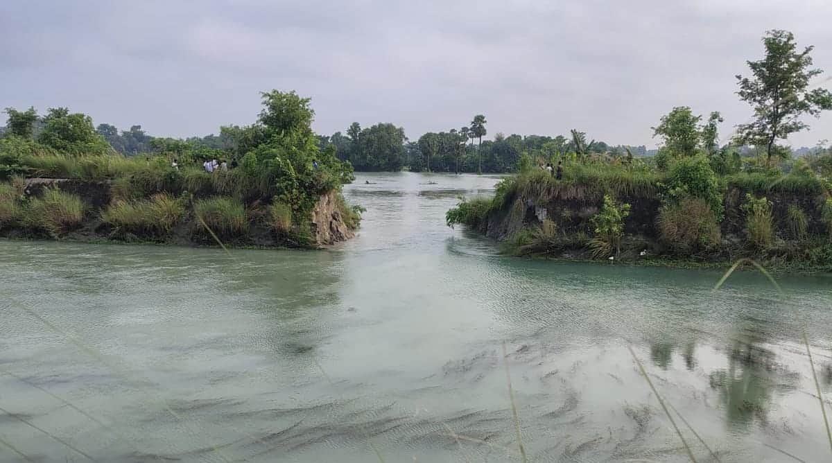 Muzaffarpur Bihar news :tirhut canal embankment breaches today water floods fields small road and bridge damag
