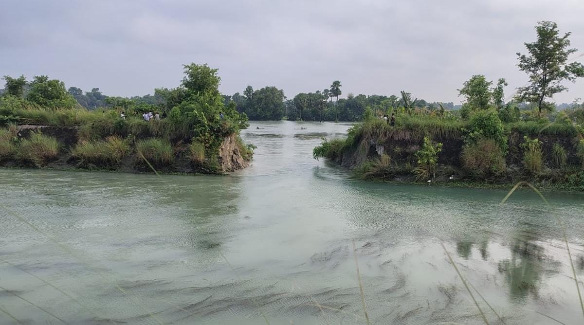 Muzaffarpur Bihar news :tirhut canal embankment breaches today water floods fields small road and bridge damag