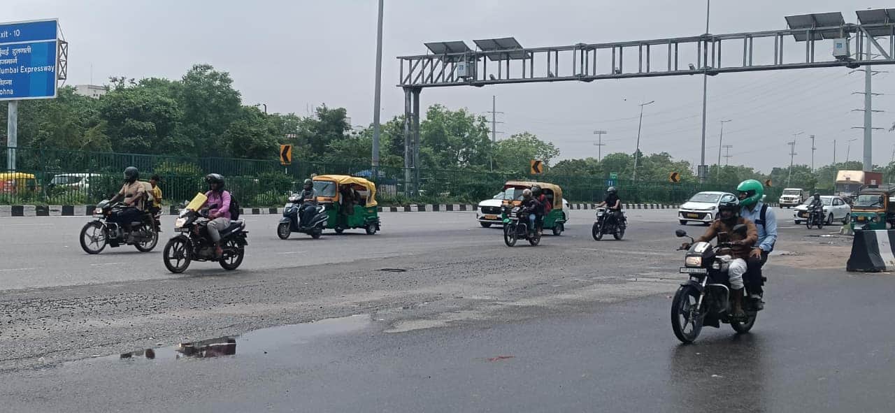 दिल्ली-जयपुर हाईवे पर फर्राटा भर रहे बाइक, ऑटो। फोटो- अमर उजाला