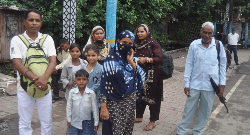 दिल्ली रोड पर बस का इंतजार करते सड़क पर खड़े यात्री। संवाद