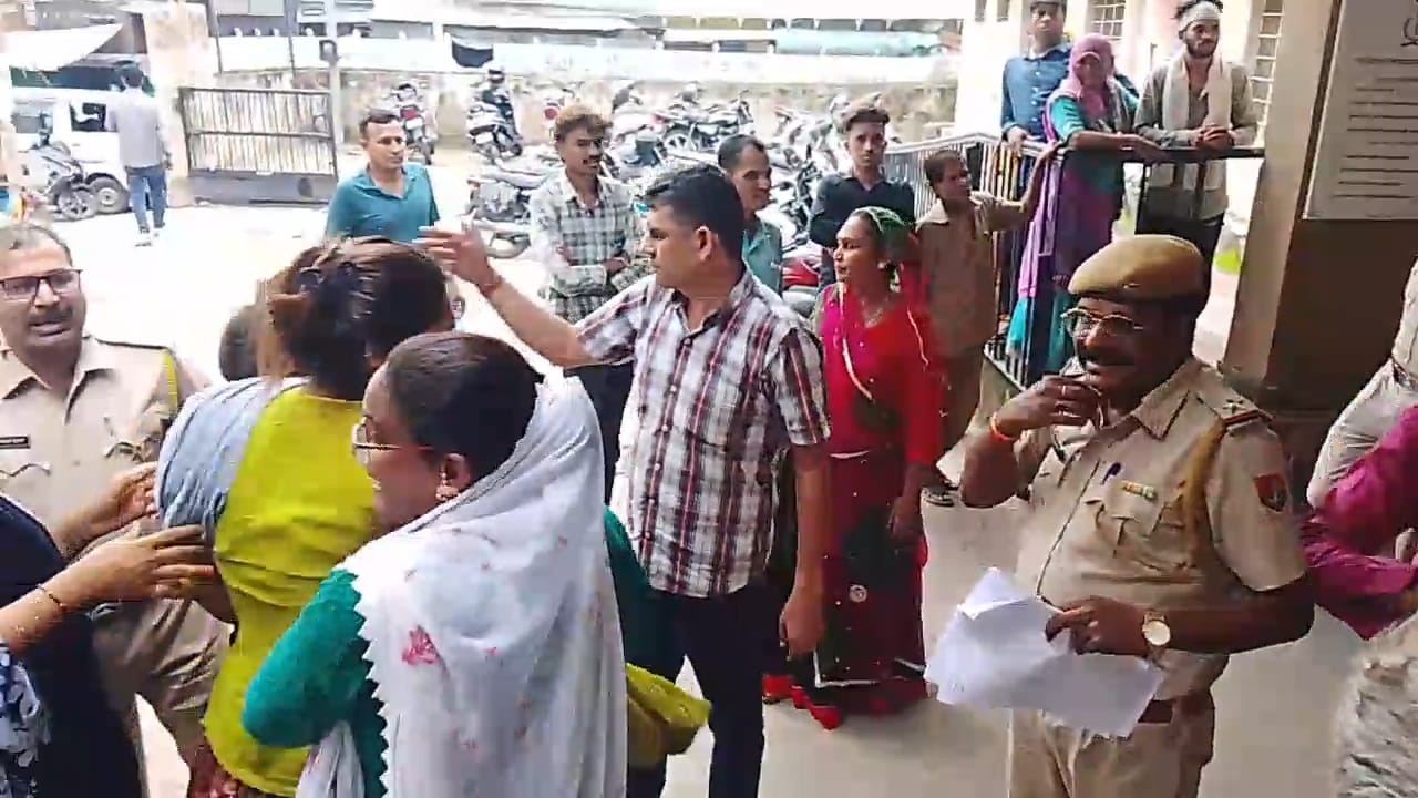 किन्नरों के बीच हुआ विवाद।