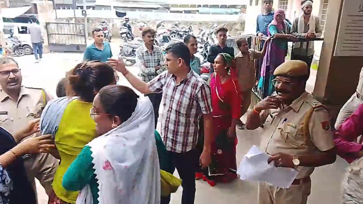 Two groups of transgender individuals clashed at the police station; kicks and punches were freely exchanged.
