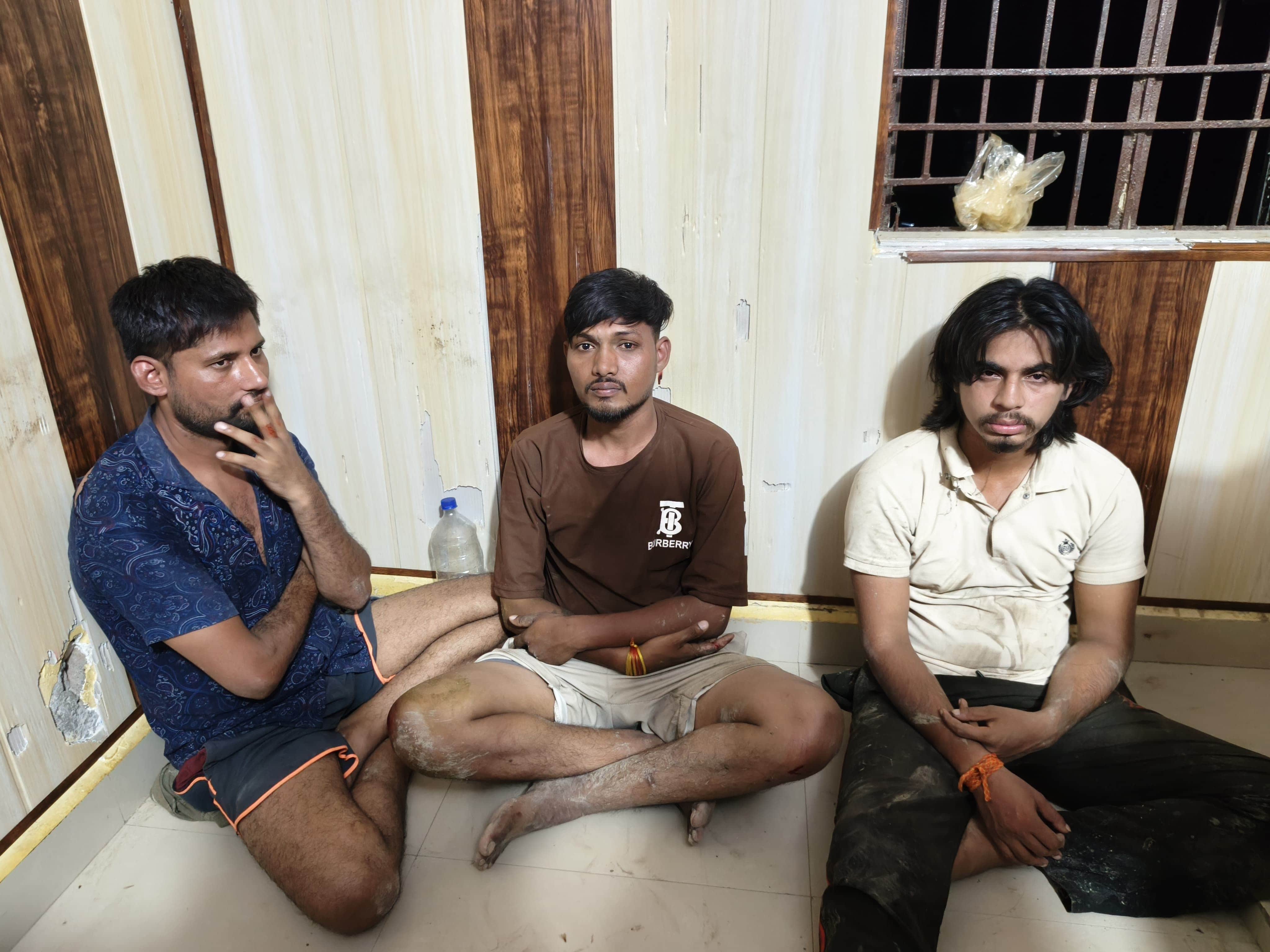 दरोगा से हाथापाई करने वाले तीनों आरोपी। संवाद 