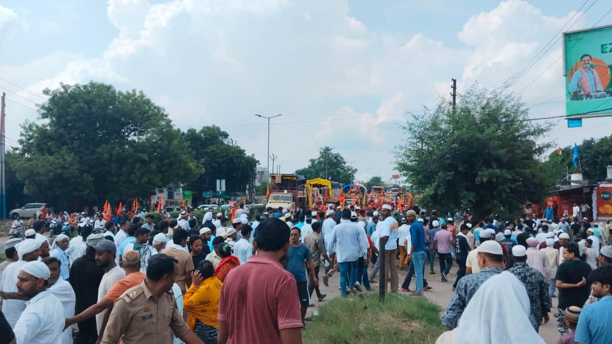 Meerut: Kanwariyas paused their march and silenced their DJs as a funeral procession passed by on the highway;
